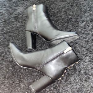 I’m selling my heeled boots. They are from Nine West. Super comfortable.